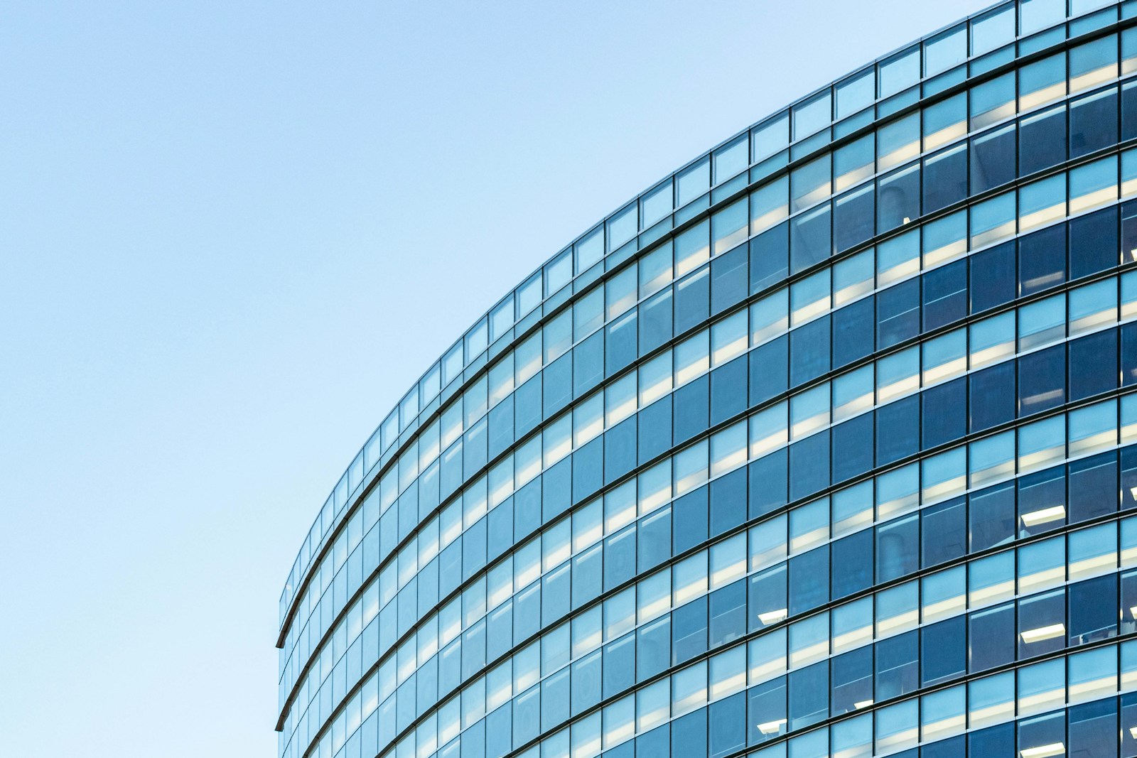 Façade vitrée courbe d’un immeuble de bureaux moderne